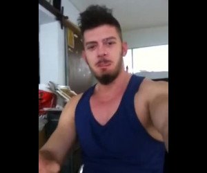 Amateur Porn: HOT GUY SHOOTS CUM