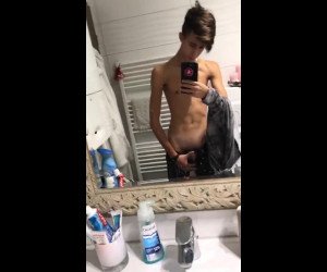 Amateur Porn: twink mirror jerk off session