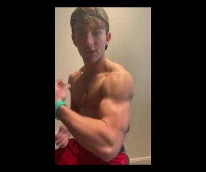 Amateur Porn: hot body amateur shows muscles and cock