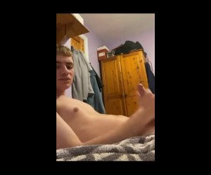 Amateur Porn: twink cumming on cam